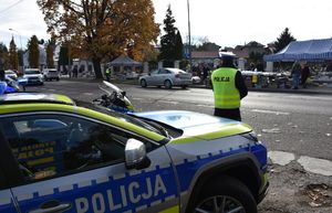 Policjant kieruje ruchem