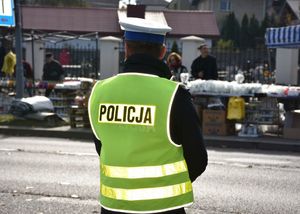 Policjant w okolicy cmentarza