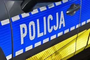 Napis Policja na drzwiach radiowozu
