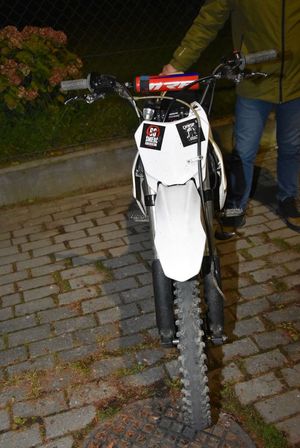 Motocykl koloru białego