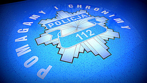 Policyjna gwiazda na której widoczny jest napis Pomagamy i Chronimy i nr alarmowy