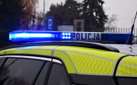 Belka radiowozu z włączonymi sygnałami świetlnymi