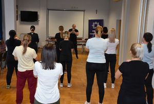 Kobiety ćwiczą na sali