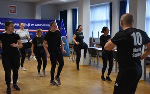 Kobiety ćwiczą na sali z instruktorem