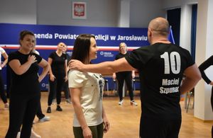 Kobiety ćwiczą na sali z instruktorem