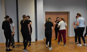 kobiety ćwiczą na sali