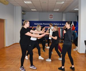 Kobiety ćwiczą na sali