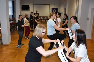 Kobiety ćwiczą na sali