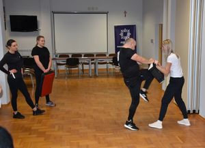 Kobiety ćwiczą na sali