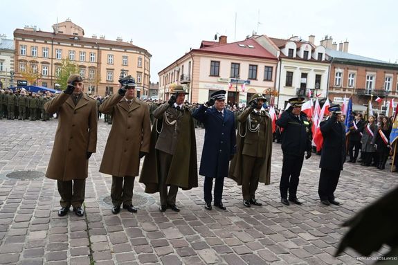 Przedstawiciele służb mundurowych oddają honor