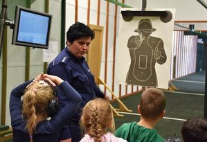 Policjantka z dziećmi na strzelnicy