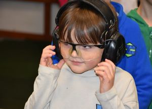 Dziewczynka w słuchawkach i okularach