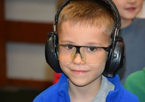 Chłopiec w słuchawkach i okularach