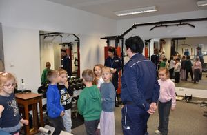 Policjantka z dziećmi w niebieskim pokoju