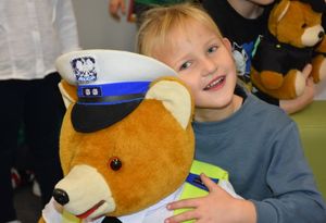 Dziewczynka z policyjnym misiem