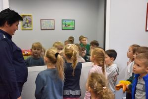 Policjantka z dziećmi w niebieskim pokoju