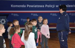 Policjantka z dziećmi na świetlicy