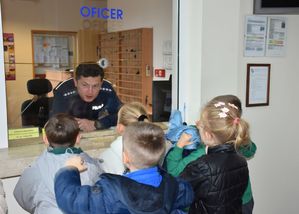 Dzieci przed okienkiem oficera dyżurnego