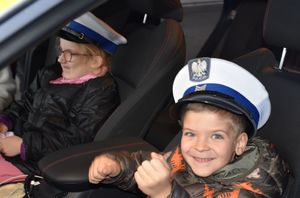 Chłopiec i dziewczynka w policyjnych czapkach