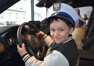 Chłopiec w policyjnej czapce