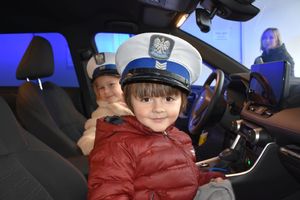 Dziewczynka w policyjnej czapce