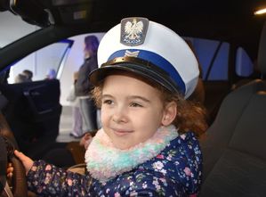 Dziewczynka w policyjnej czapce