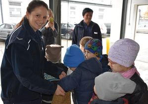 Policjantka rozdaje dzieciom cukierki