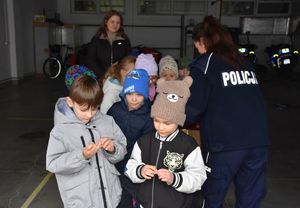 Dzieci jedzą cukierki