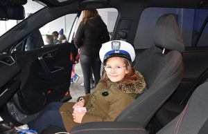 Dziewczynka w policyjnej czapce