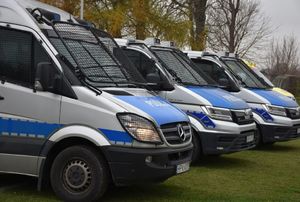 Radiowozy przed stadionem