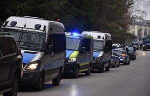 Radiowozy przed stadionem