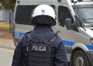 Policjant podczas zabezpieczenia meczu