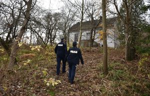 Policjanci sprawdzają pustostany