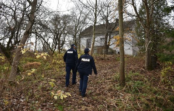 Policjanci sprawdzają pustostany