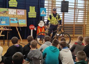 Policjant w trakcie spotkania z dziećmi