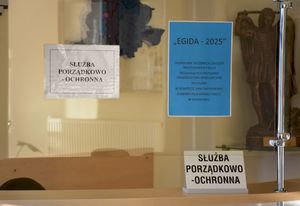 Informacje o ćwiczeniach Egida-25 przyklejone na szybę