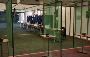 Strzelnica na której znajdują się stoliki i krzesła