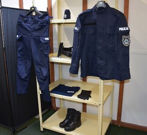 Policyjne umundurowanie na szafce