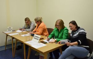 Kobiety wypełniają dokumenty przy stolikach