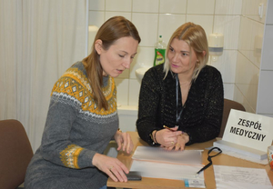 Dwie kobiety przy stoliku