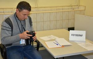 Mężczyzna z aparatem w ręce