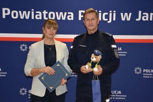 Komendant, obok niego kobieta