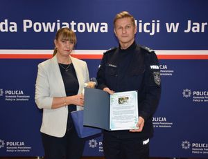 Zastępca Komendanta, obok niego kobieta