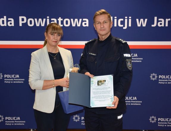 Zastępca Komendanta, obok niego kobieta