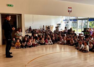 Policjant w czasie rozmów z przedszkolakami