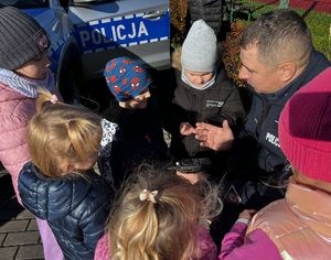 Policjant rozmawia z dziećmi