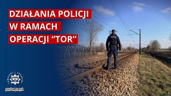 Informacja o działaniach policji w ramach operacji TOR. na zdjęciu widoczny jest policjant w okolicy torowiska