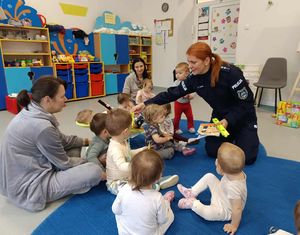 Policjantka z dziećmi w żlobku
