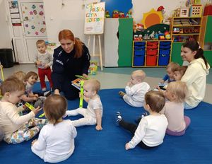 Policjantka czyta bajki maluszkom w żłobku