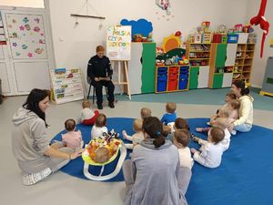 Policjantka z małymi dziećmi w żłobku